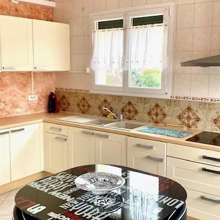 Apartment Spacieux F2 Ensoleille De 62m², Climatise, Balcon, Parking, Proche Cures Et Centre, Animaux Acceptes - Fr-1-703-121