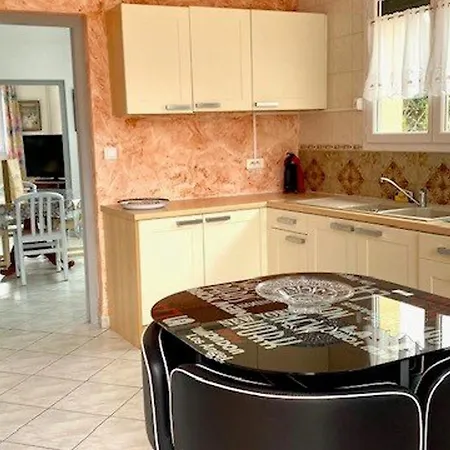Apartment Spacieux F2 Ensoleille De 62m², Climatise, Balcon, Parking, Proche Cures Et Centre, Animaux Acceptes - Fr-1-703-121 *