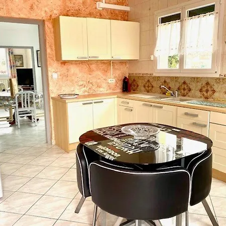 Spacieux F2 Ensoleille De 62m², Climatise, Balcon, Parking, Proche Cures Et Centre, Animaux Acceptes - Fr-1-703-121 *